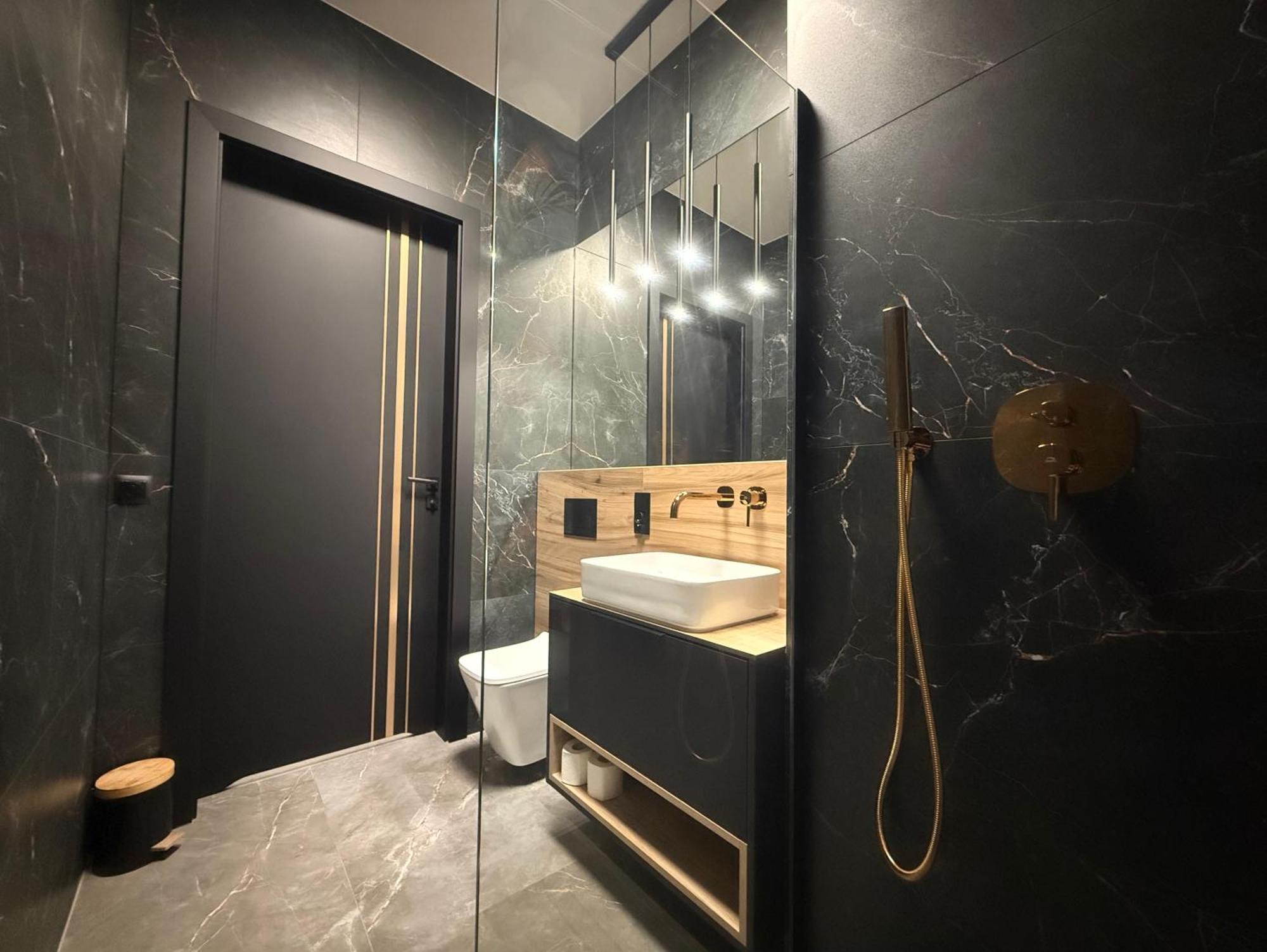 Deluxe Industrial Free Parking, Swimming Pool, Sauna & Gym Apartament