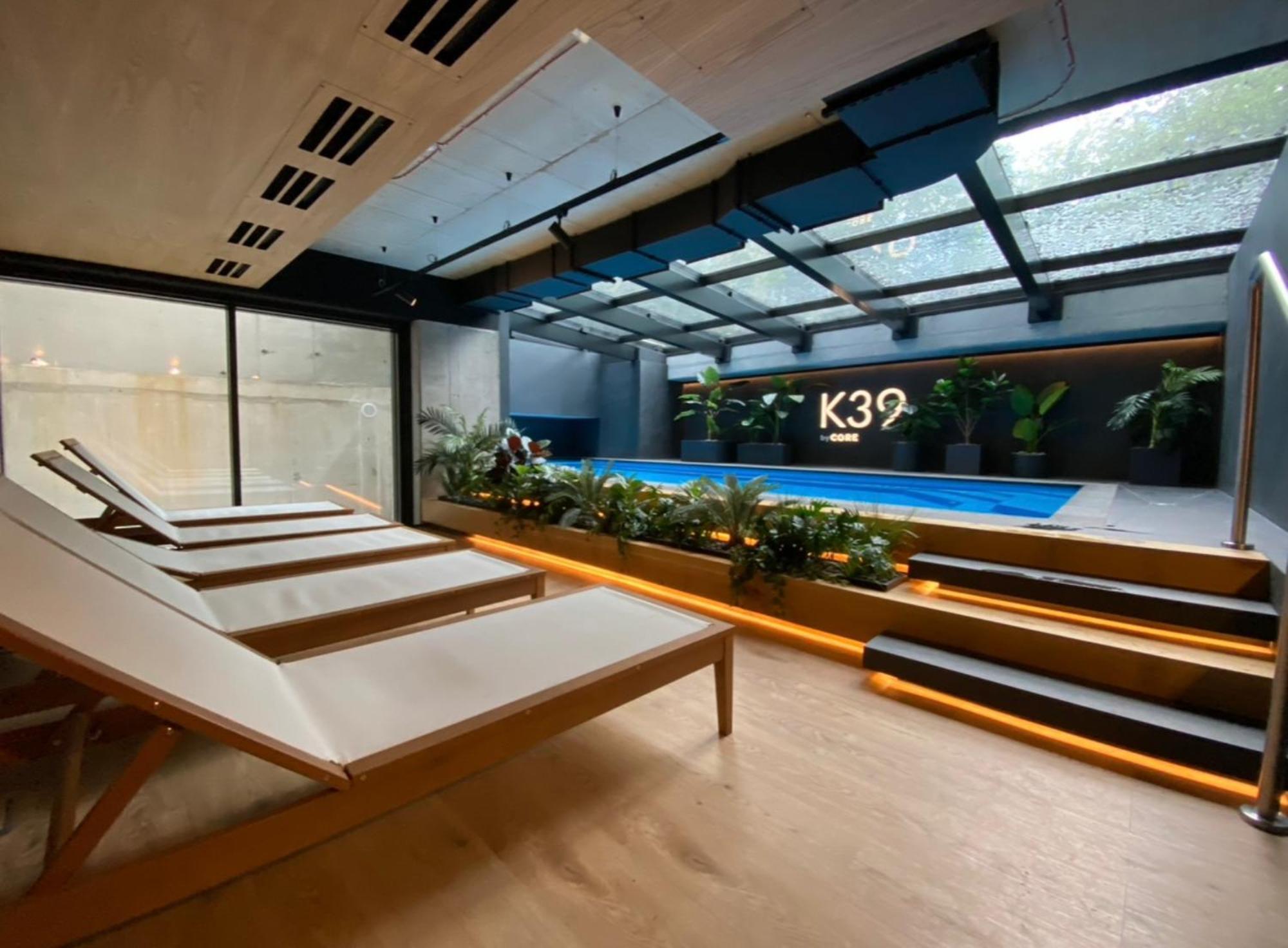 Deluxe Industrial Free Parking, Swimming Pool, Sauna & Gym Apartment Krakow