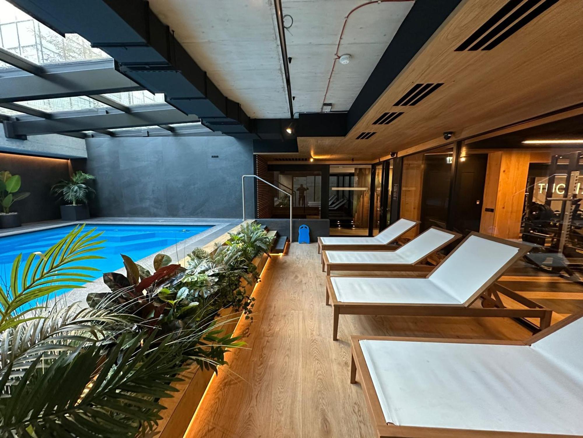 Deluxe Industrial Free Parking, Swimming Pool, Sauna & Gym Apartment Krakow